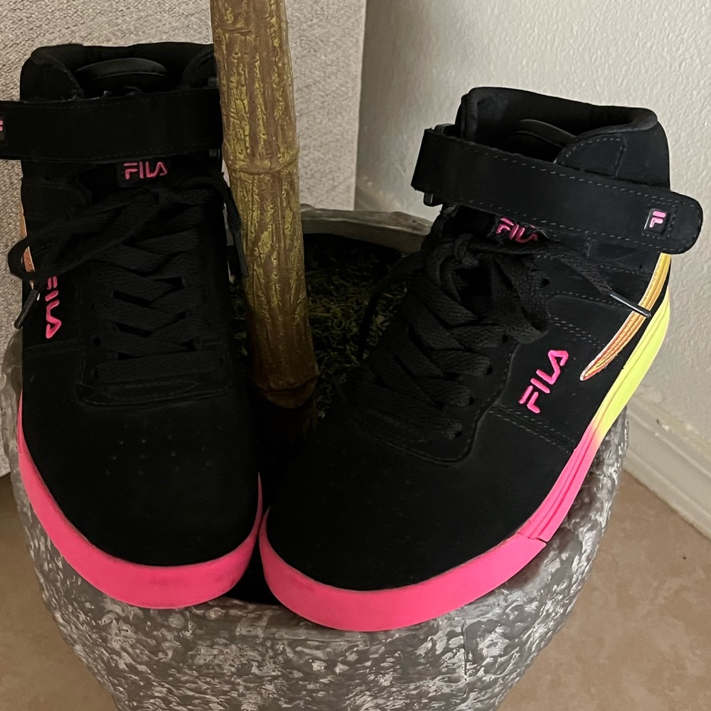 Girls Fila tennis shoes. Size 2